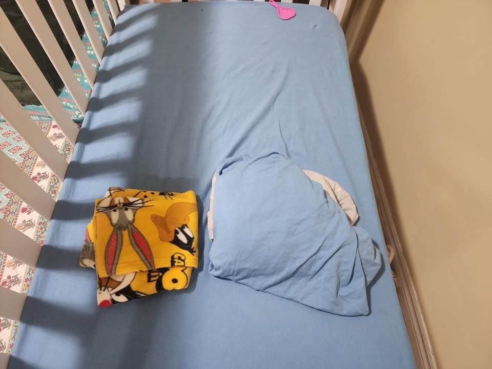 Crib with Mattress, Cover & Sheets - photo 5