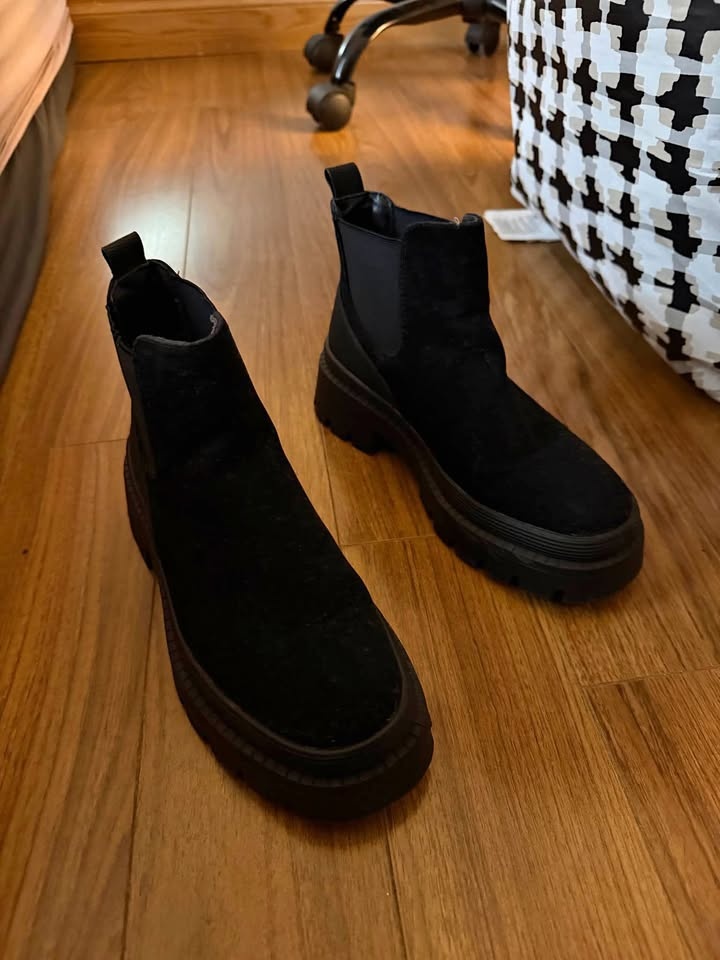 Women’s black boot - Size 7