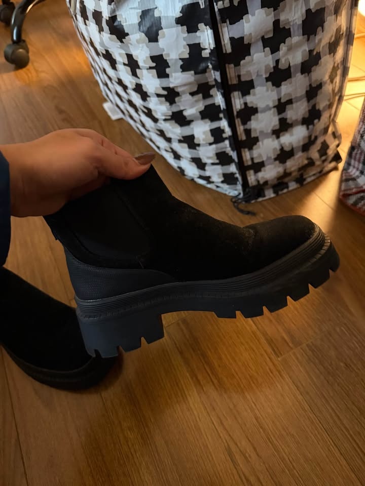 Women’s black boot - Size 7 - photo 2