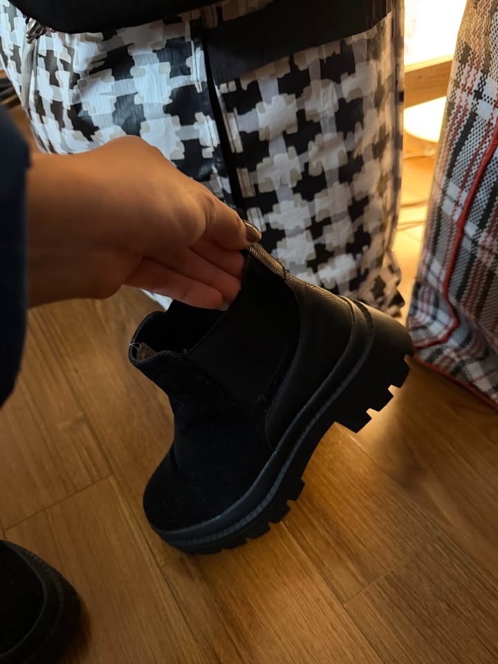 Women’s black boot - Size 7 - photo 3