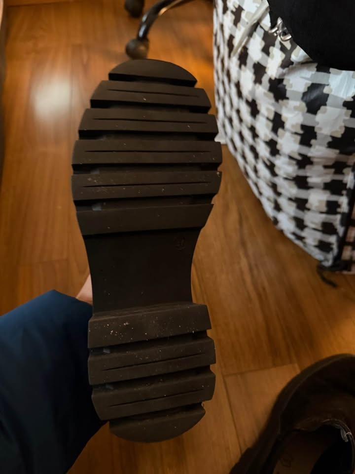Women’s black boot - Size 7 - photo 4