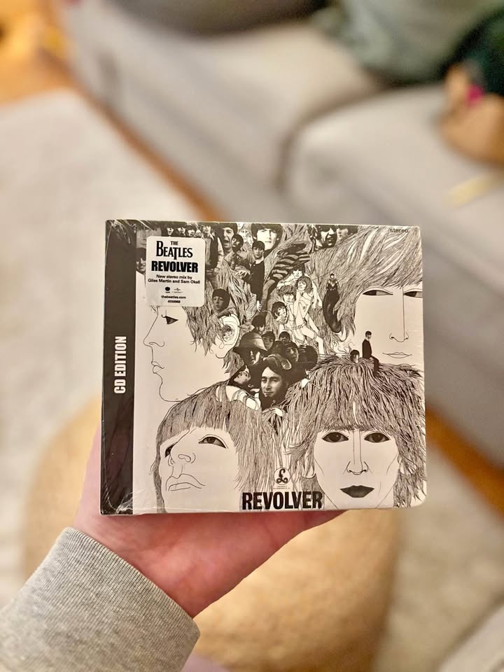 Sealed Beatles CD - Revolver - Yellow Submarine! 🎶