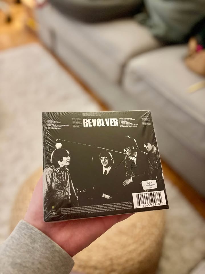 Sealed Beatles CD - Revolver - Yellow Submarine! 🎶 - photo 2