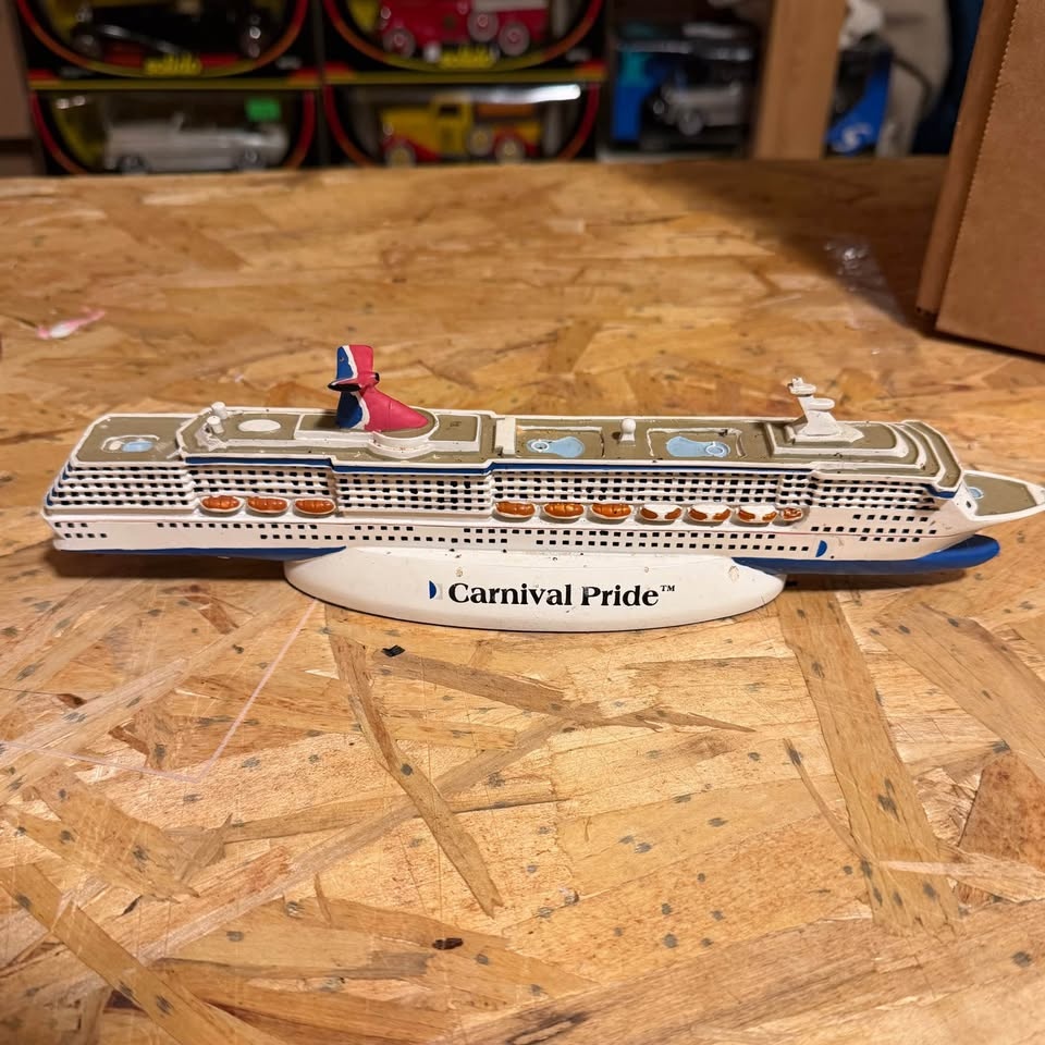 Carnival Pride Resin Statue Rare Official - photo 2