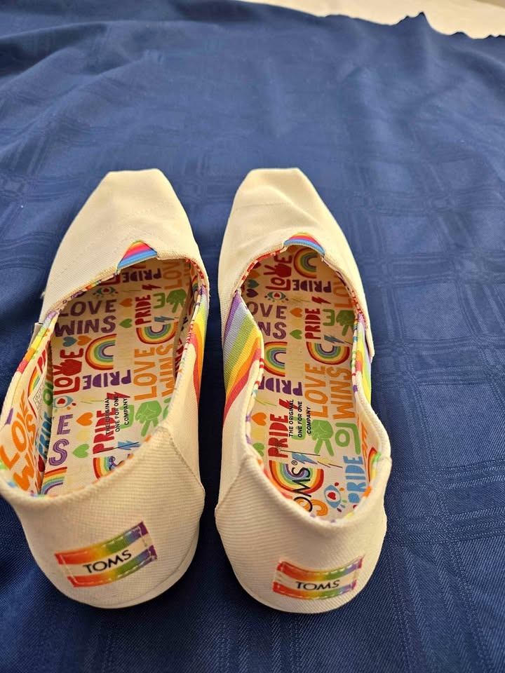 TOMS White Rainbow Pride Love Wins Slip-On Shoes W8