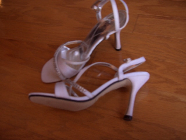 Ladies Dressy Silver Heels, Size 8, 3.5" Heel - photo 2