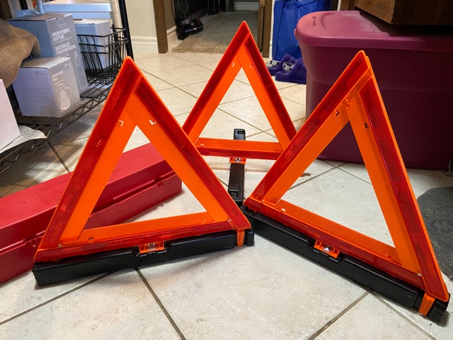 Emergency Road Traffic Triangle Flare Kit