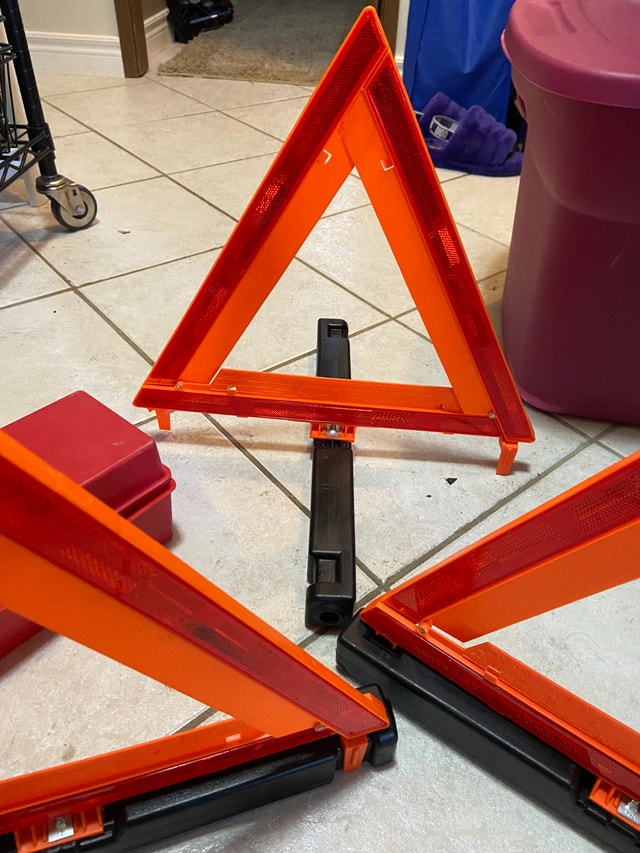 Emergency Road Traffic Triangle Flare Kit - photo 2