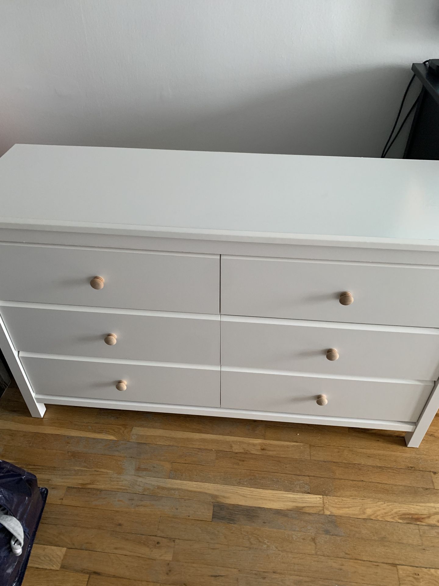 Storkcraft Alpine 6-Drawer Dresser (White) - photo 4