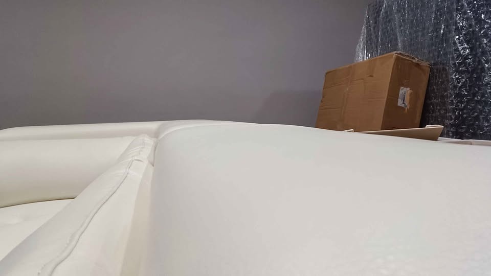 Pristine White Leather Sofa - photo 5