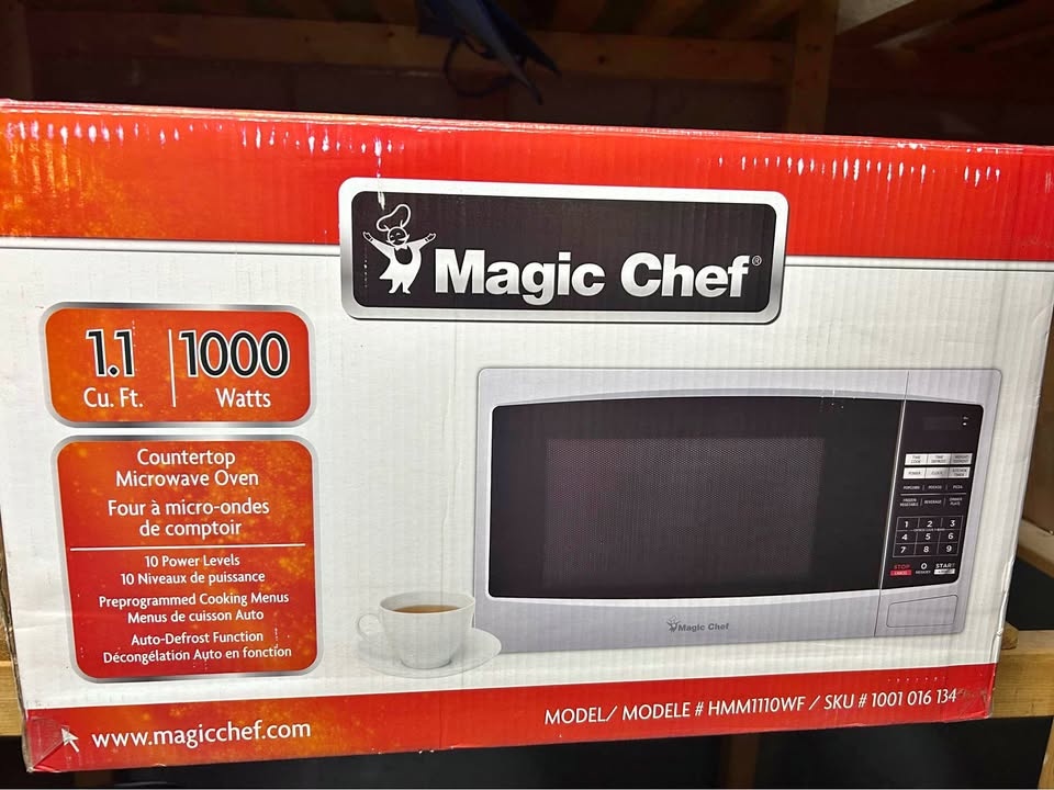 Majic Chef Microwave 1.1 cu ft Countertop 1000 Watts