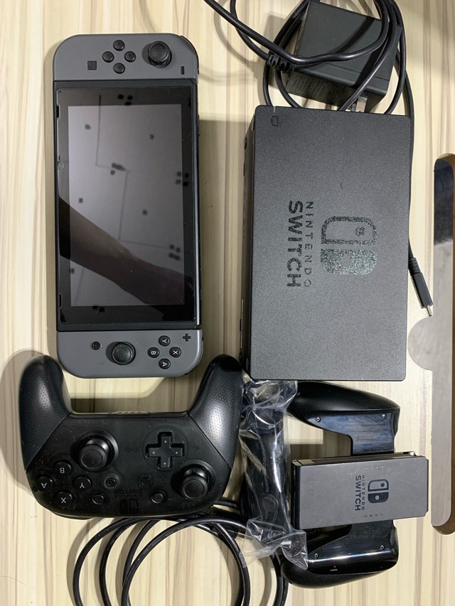 Nintendo Switch v1 with Pro Controller