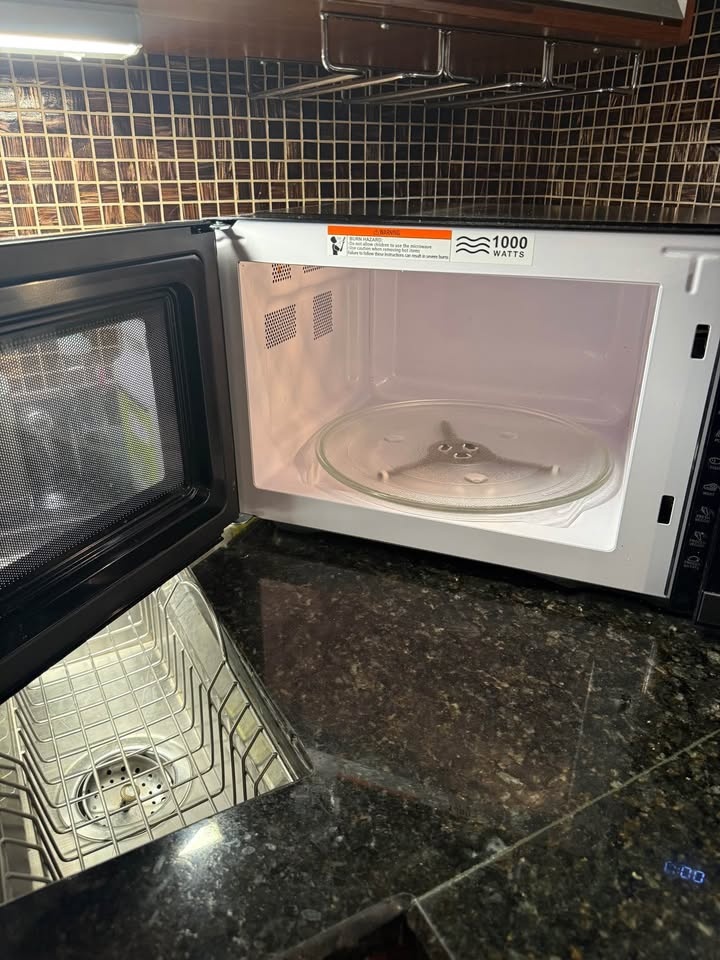 Hamilton Beach Microwave - photo 2