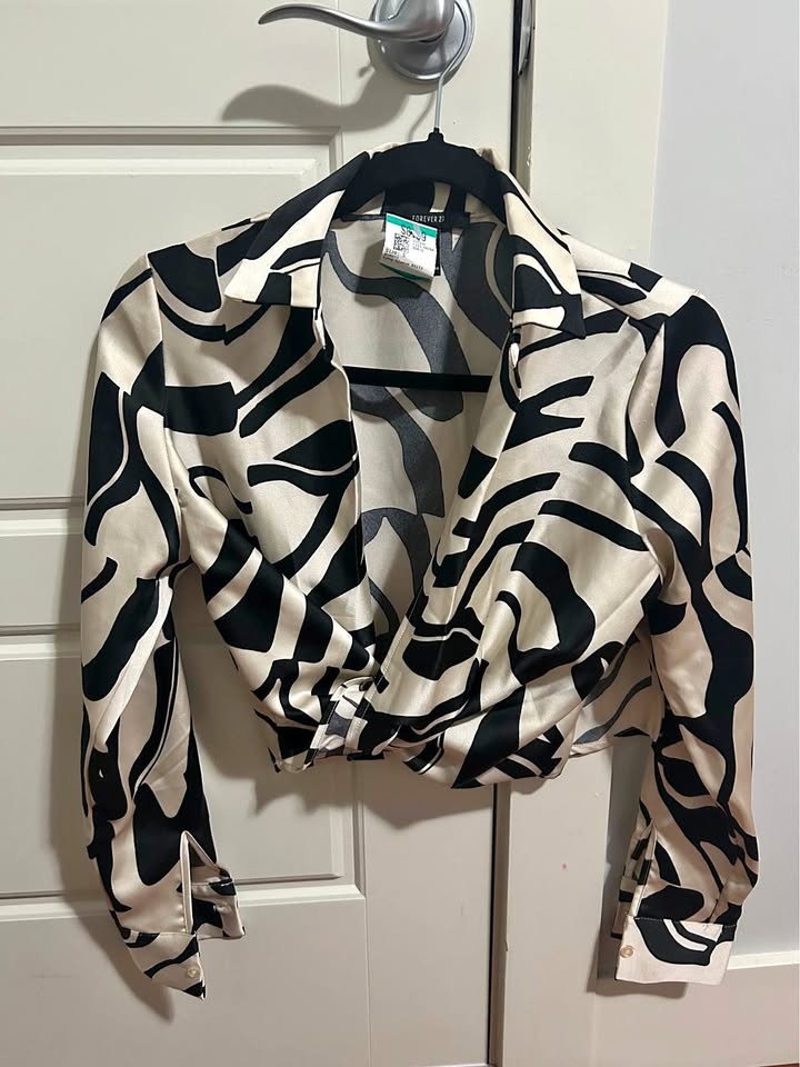 Forever 21 S Black White Abstract Cropped Satin Blouse