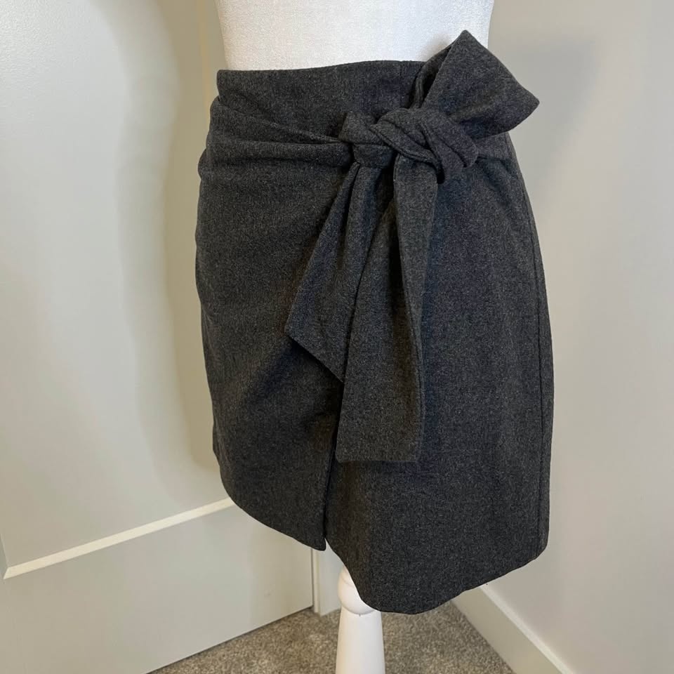 Wilfred Aritzia Grey Wrap Skirt with Bow - Size 4 - photo 2