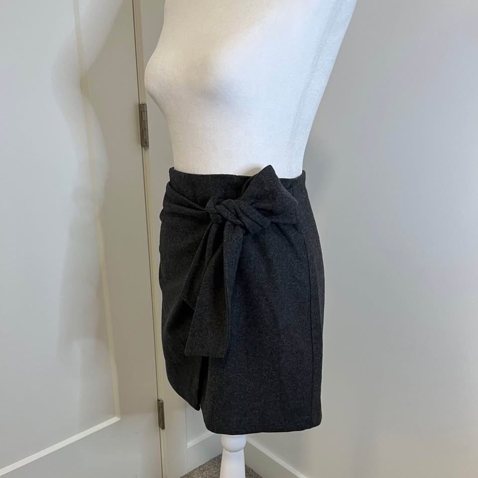 Wilfred Aritzia Grey Wrap Skirt with Bow - Size 4 - photo 3