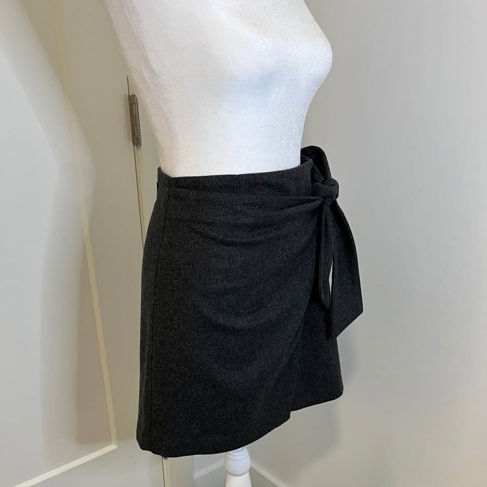 Wilfred Aritzia Grey Wrap Skirt with Bow - Size 4 - photo 4