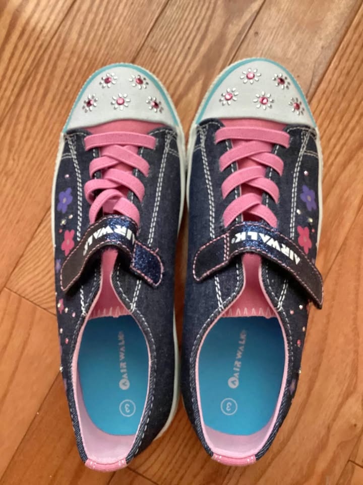 New Girls Size 3 Airwalk Light Up Shoes