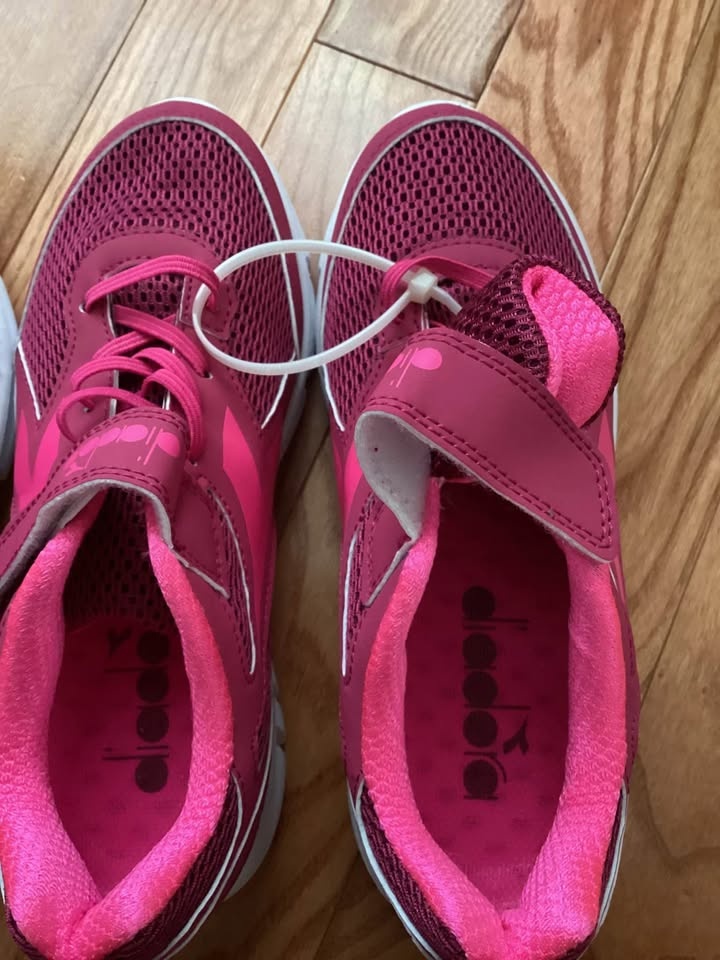 Girls Size 3 Diadora Shoes - 1 Pair Left! - photo 3
