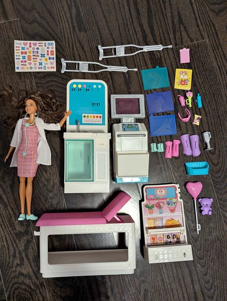 Barbie Fast Cast Clinic Playset, Brunette Barbie Doctor Doll