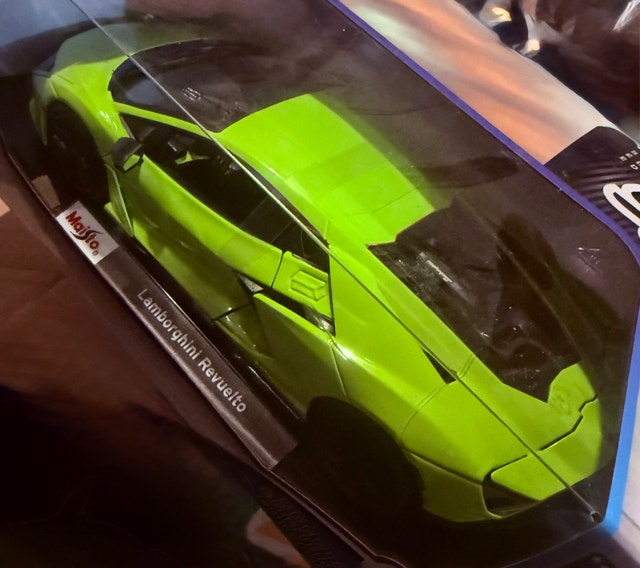 1:18 Scale Lamborghini Revuelto Special Edition - photo 3