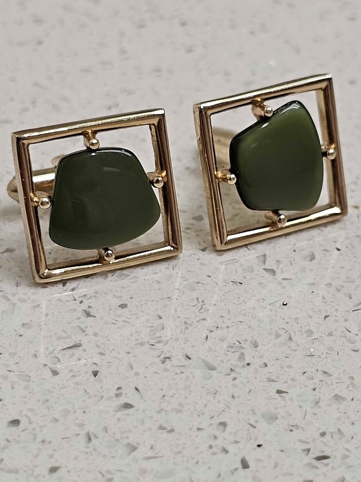 Vintage Sarah Coventry "The New Yorker" Gold Cufflinks