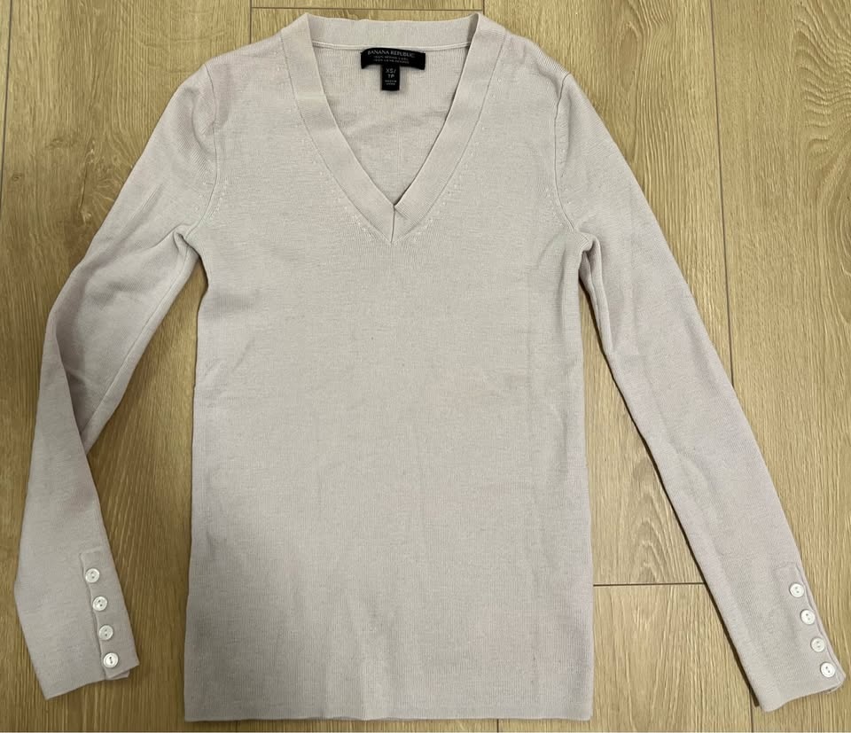 Banana Republic 100% Wool V-neck Knitwear