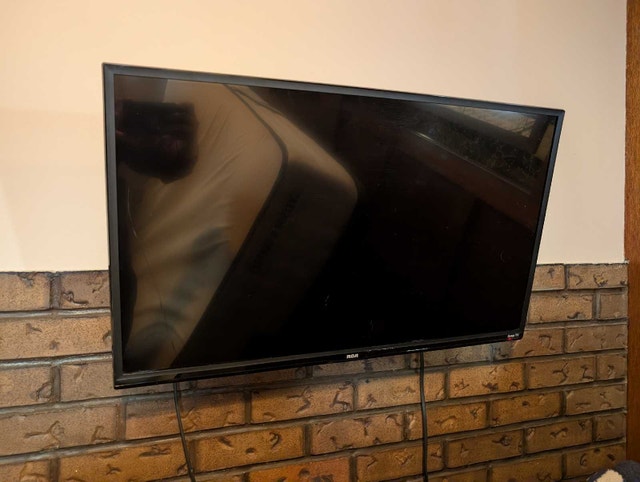 RCA 32” Roku Smart TV + Wall Mount