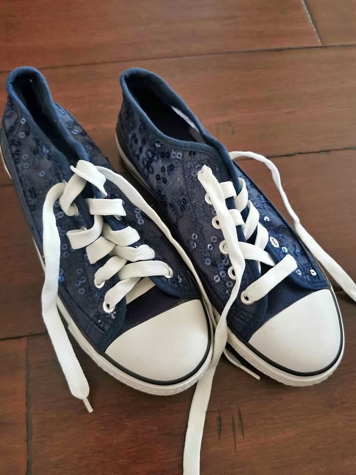 Brand new women's size 39 Bella sneaker