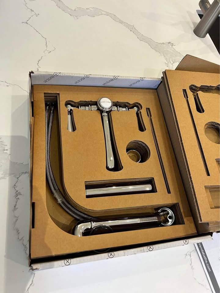 Victoria+Albert Top of Line Faucet/Bathtub