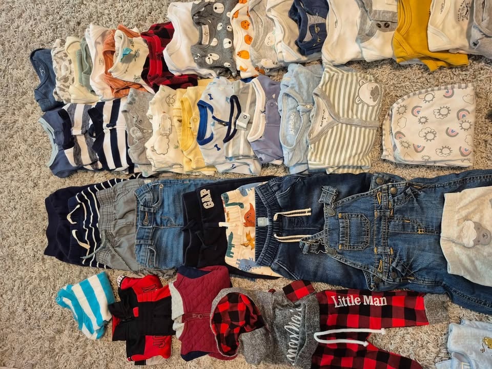 52 pcs Great Condition Baby Boy Clothes (0-3 Months) - photo 2