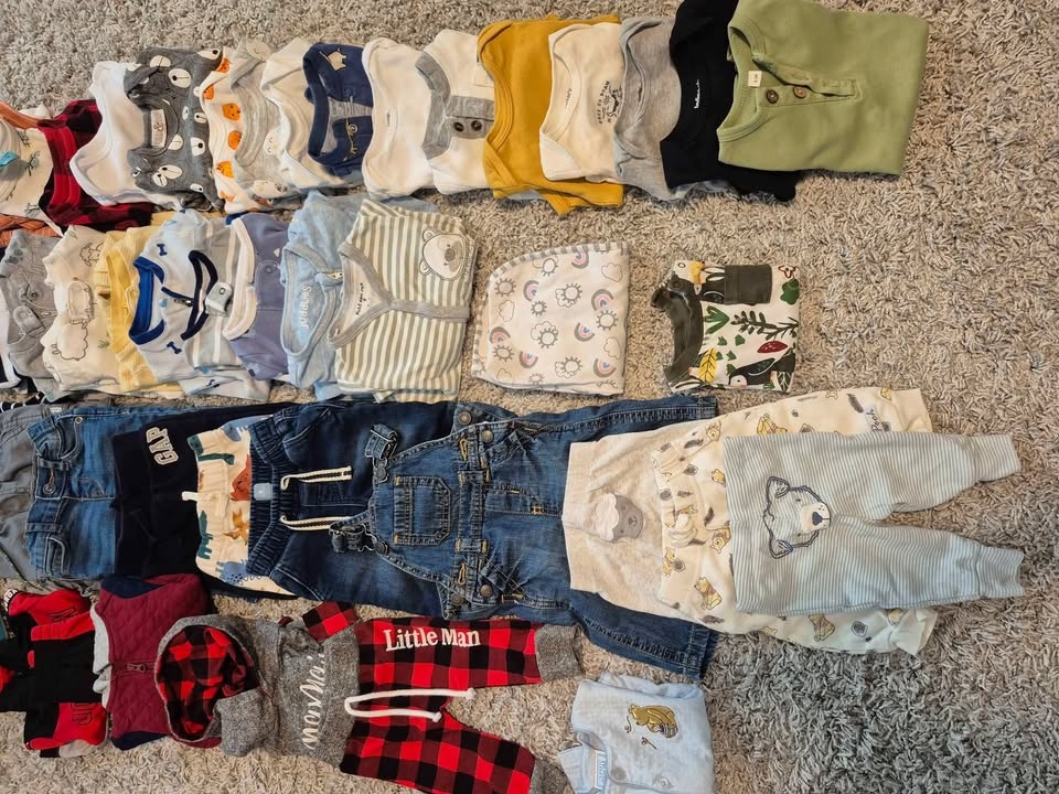 52 pcs Great Condition Baby Boy Clothes (0-3 Months) - photo 3