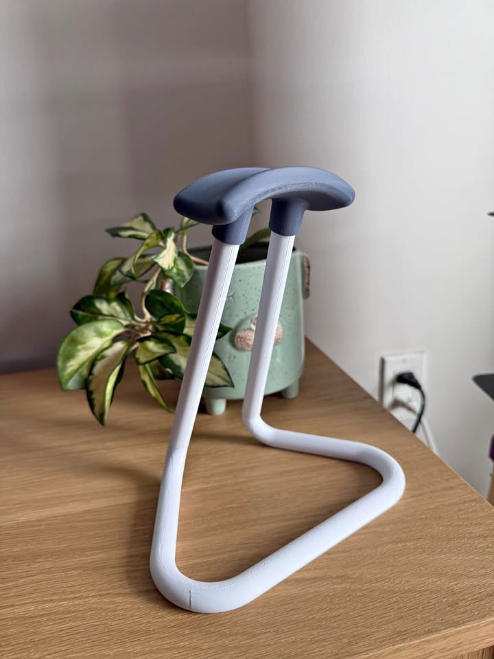Minimalistic modern headphone holder/stand