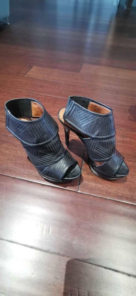 Ladies Shoe Lot Size 6-6.5 - photo 3