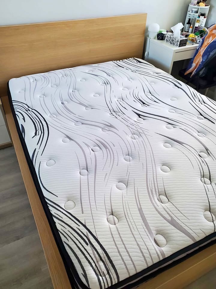 Queen size mattress (pick up on 4 Mar)