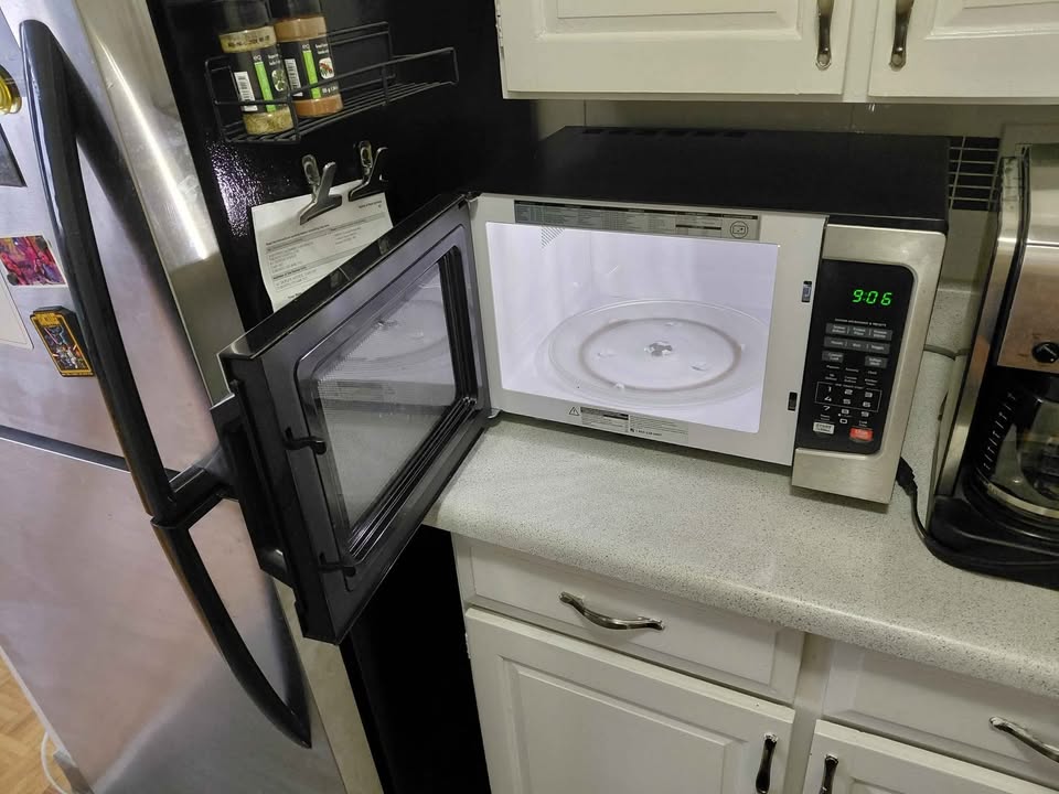 Toshiba silver microwave - photo 3