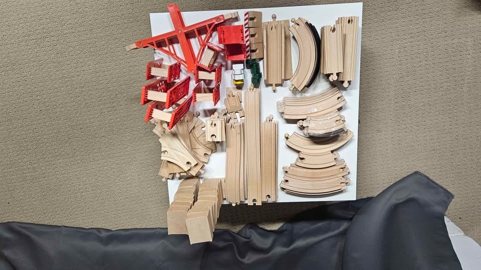 Wooden Train Set - Melissa & Doug and KidKraft - photo 2