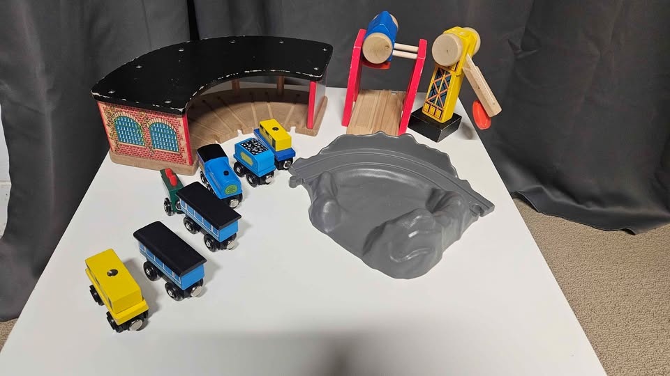 Wooden Train Set - Melissa & Doug and KidKraft - photo 3