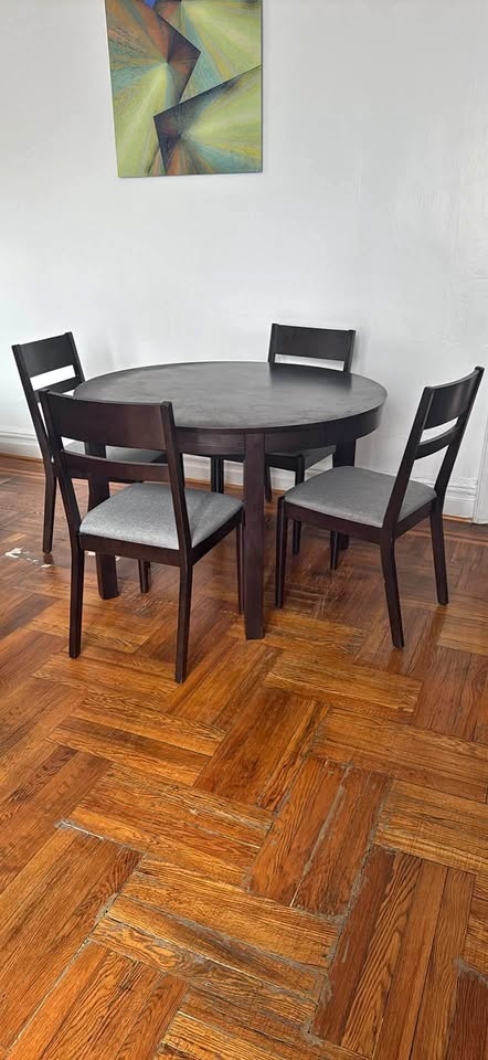 Raymour & Flanigan Dark Brown Extendable Round Dining Table Set