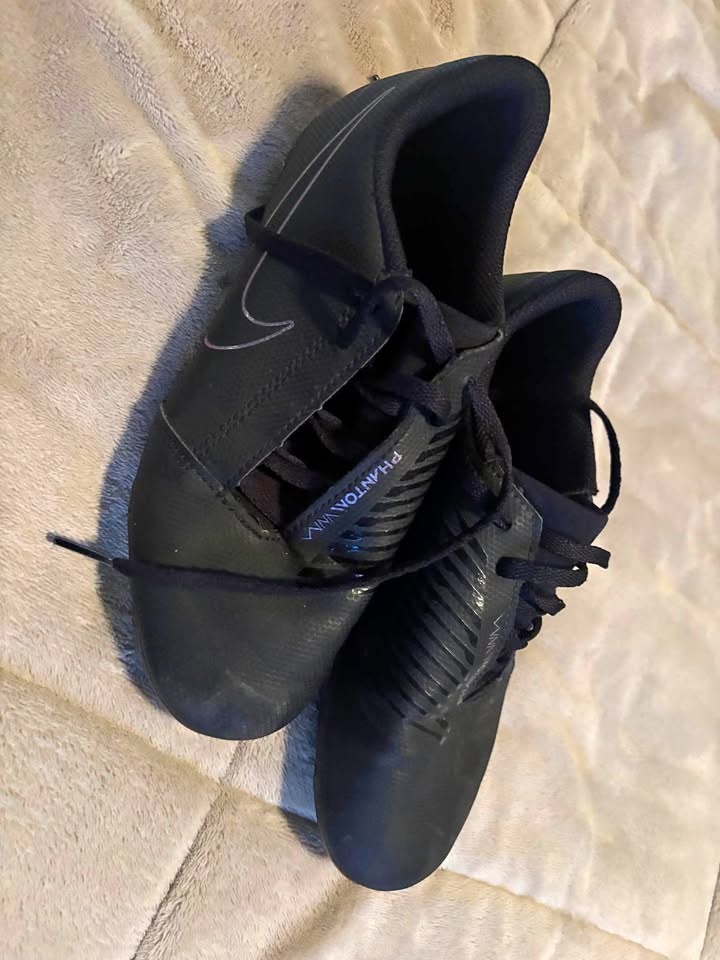 Boys Size 3 Nike Outdoor Soccer Shoes