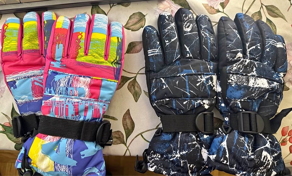Snow gloves never used - Great for couple