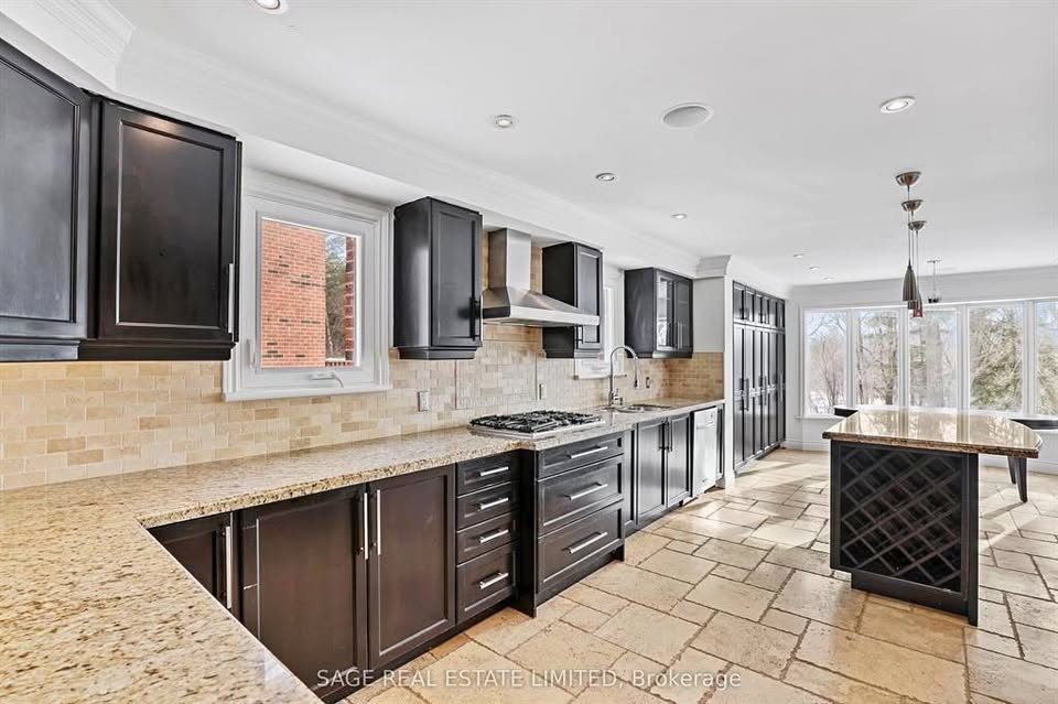 5 Beds 4 Baths House