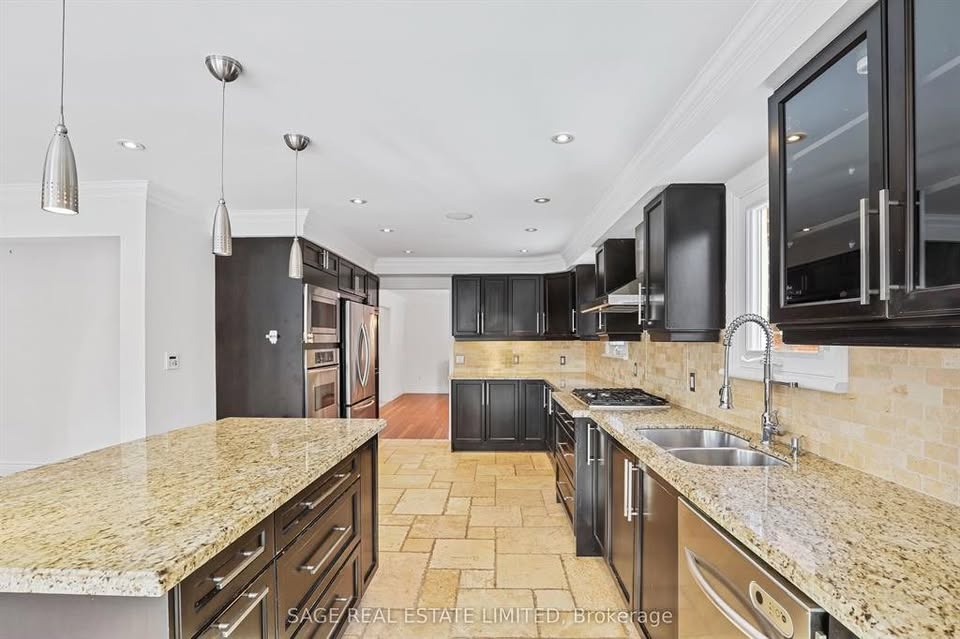 5 Beds 4 Baths House - photo 2