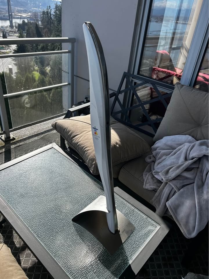 Rare 2010 Vancouver Winter Olympics Torch with Stand - photo 2