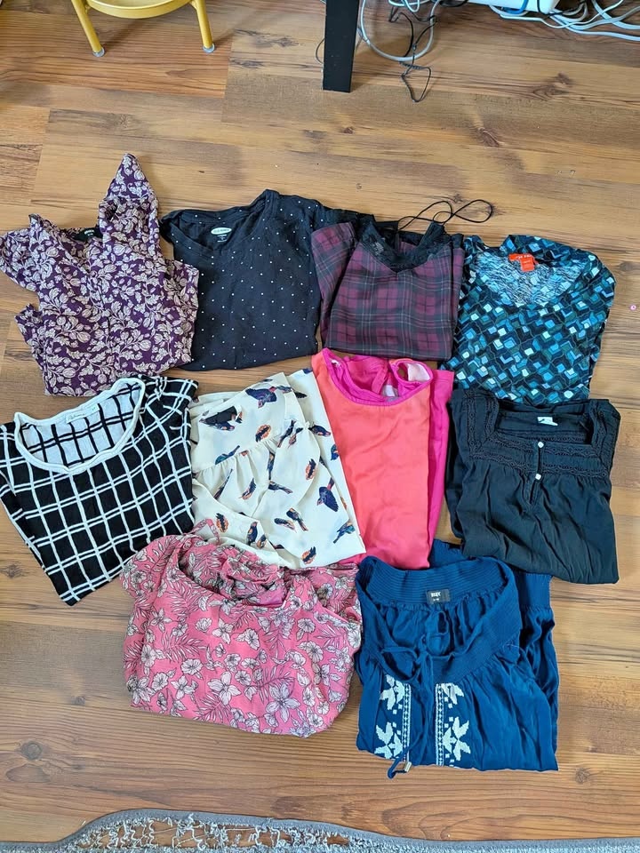 Lot of 10 pcs women's clothing lot (size small)