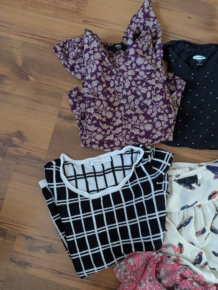 Lot of 10 pcs women's clothing lot (size small) - photo 2