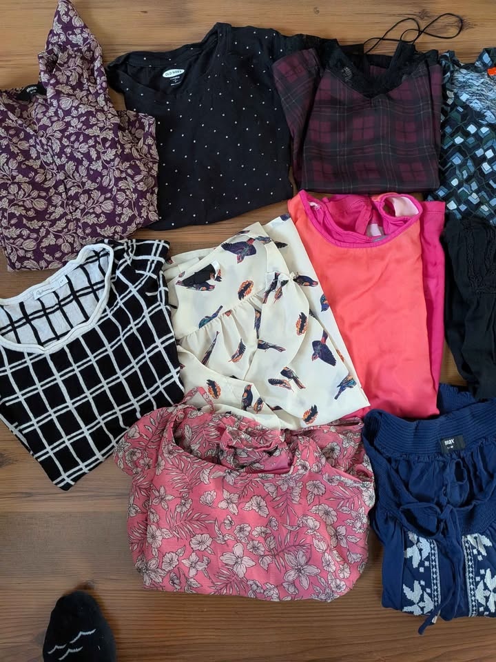 Lot of 10 pcs women's clothing lot (size small) - photo 3