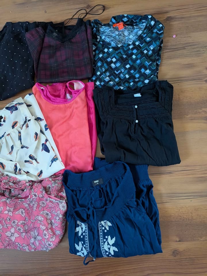 Lot of 10 pcs women's clothing lot (size small) - photo 4