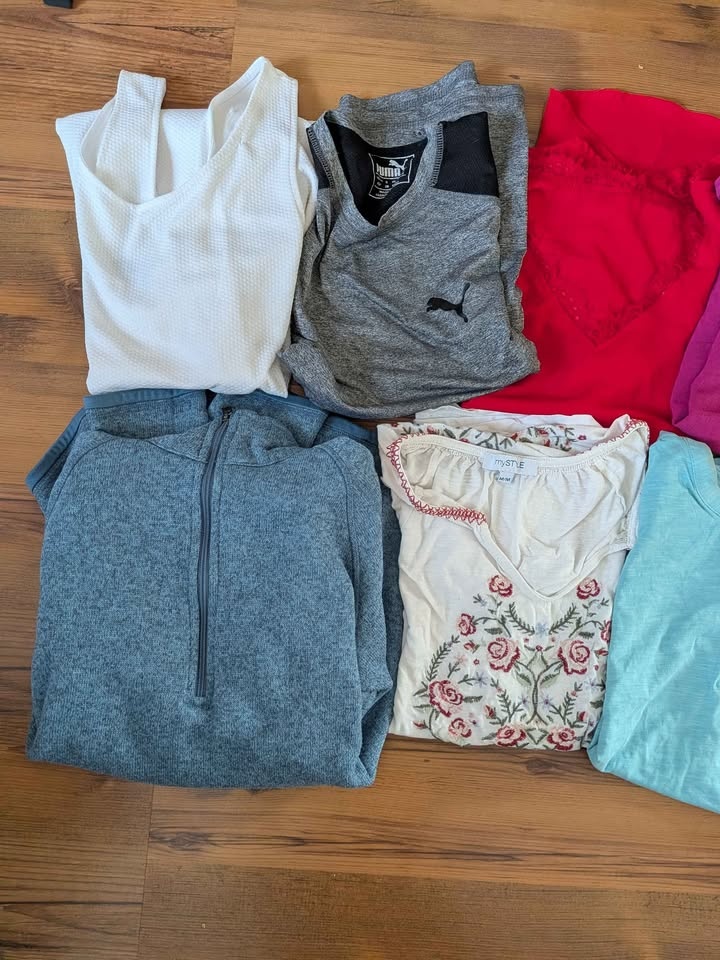 Lot of 9 pcs women's clothing lot ( size medium) - photo 2