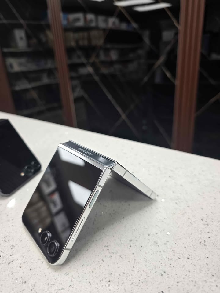 SAMSUNG GALAXY Z FLIP 5 – 256GB - photo 2